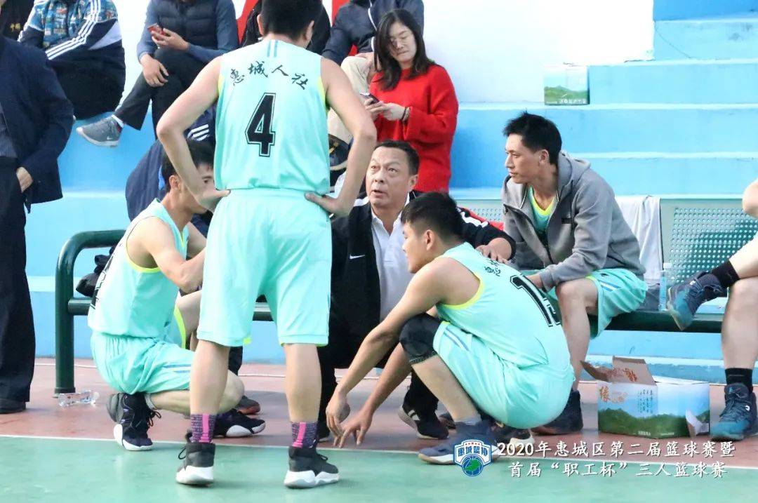 包含神话般故事在比赛场上上演，球员们尽显风采的词条