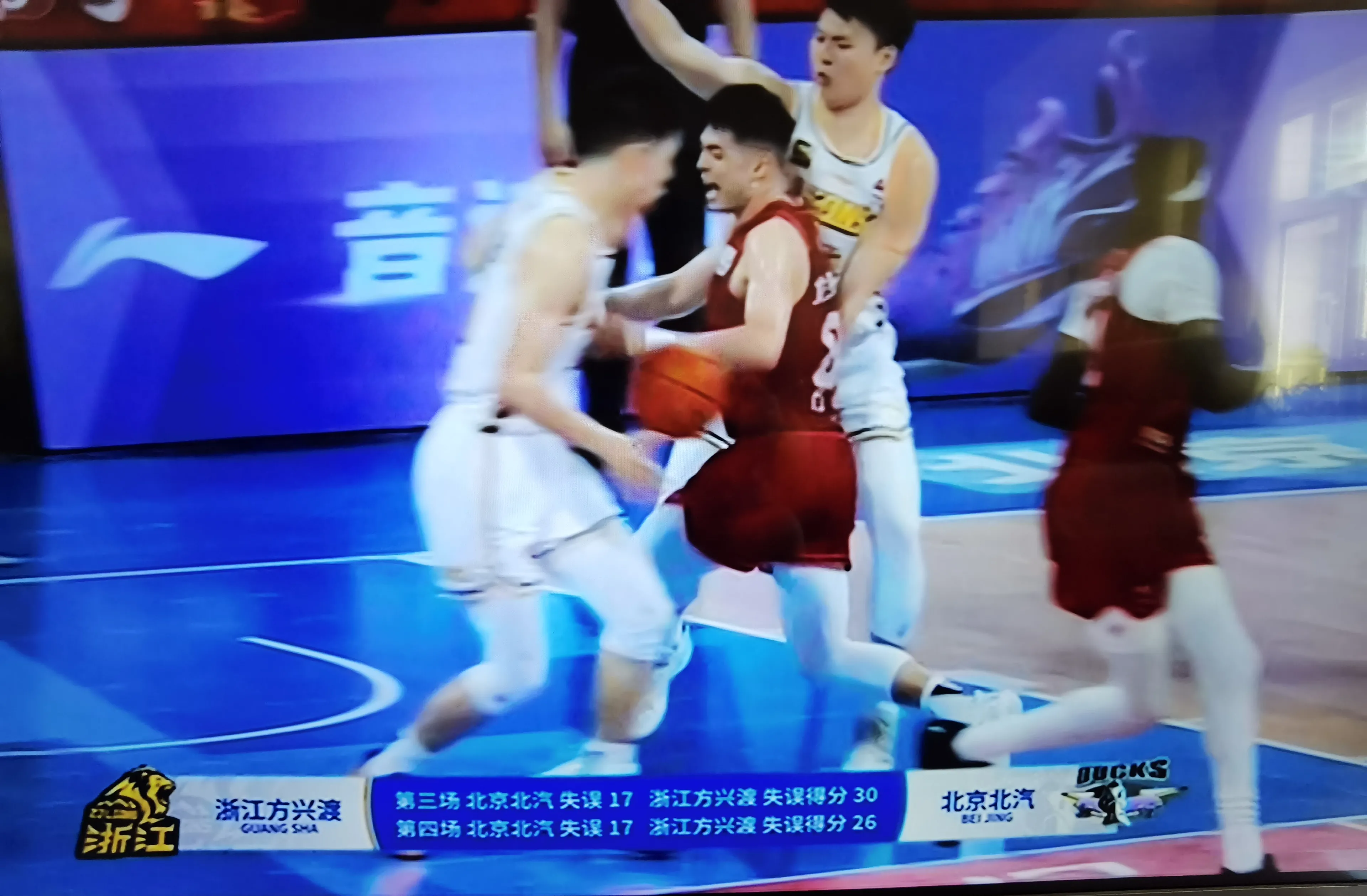 防守端表现强劲，球队成功抵挡对手攻势