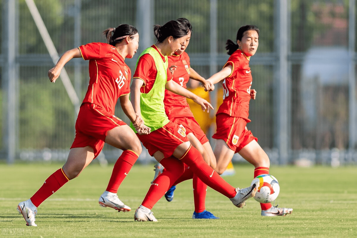 中国女足球员在比赛中焕发出强大气场