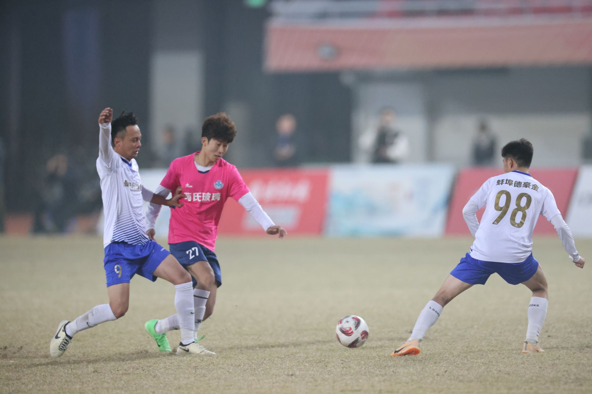 本土足球联赛战事激烈，球队斗志昂扬