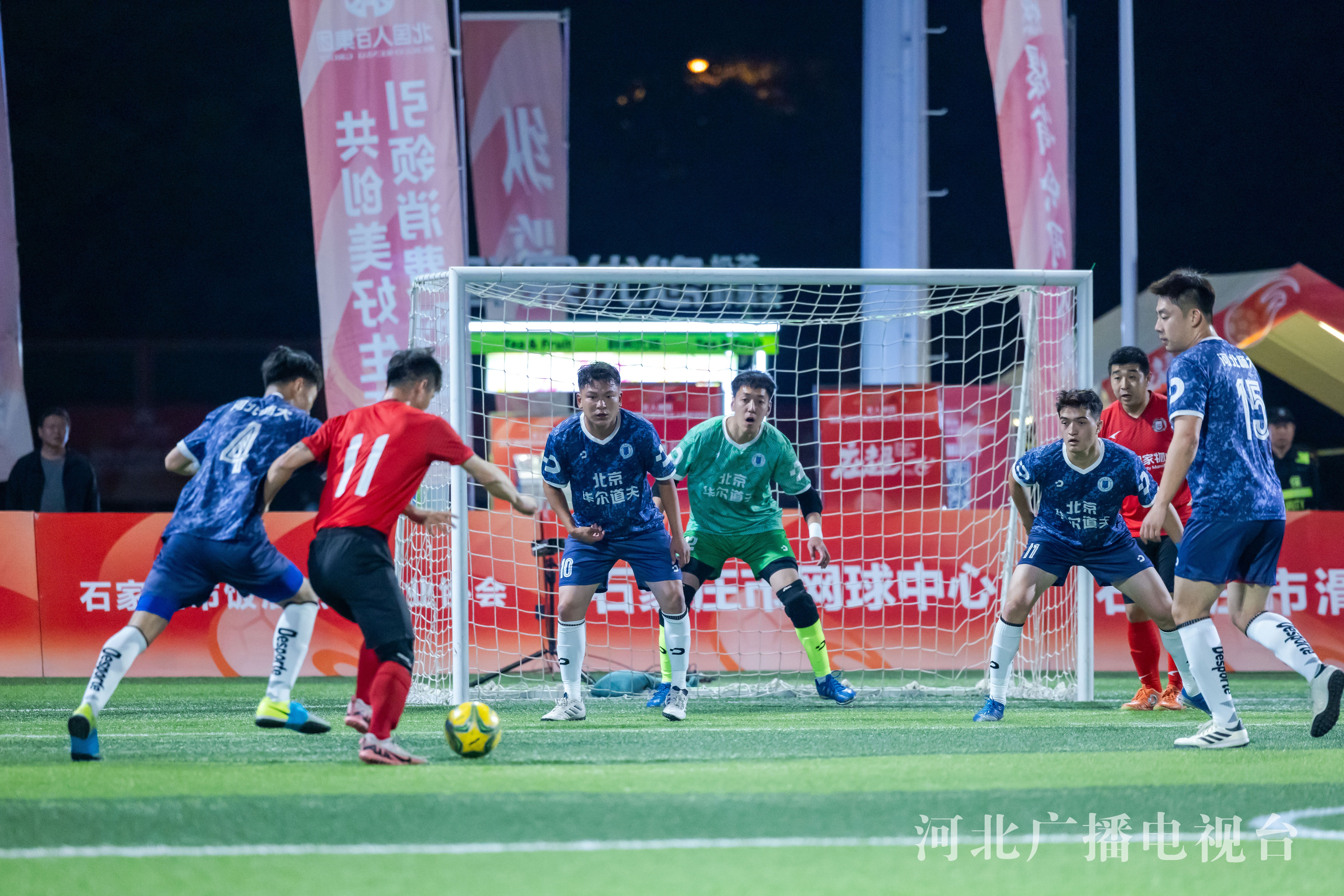 国内足球联赛的火爆局面引发热议
