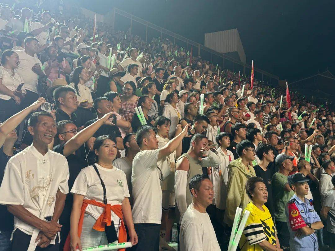 比赛期间球场气氛火爆，现场欢呼声不断