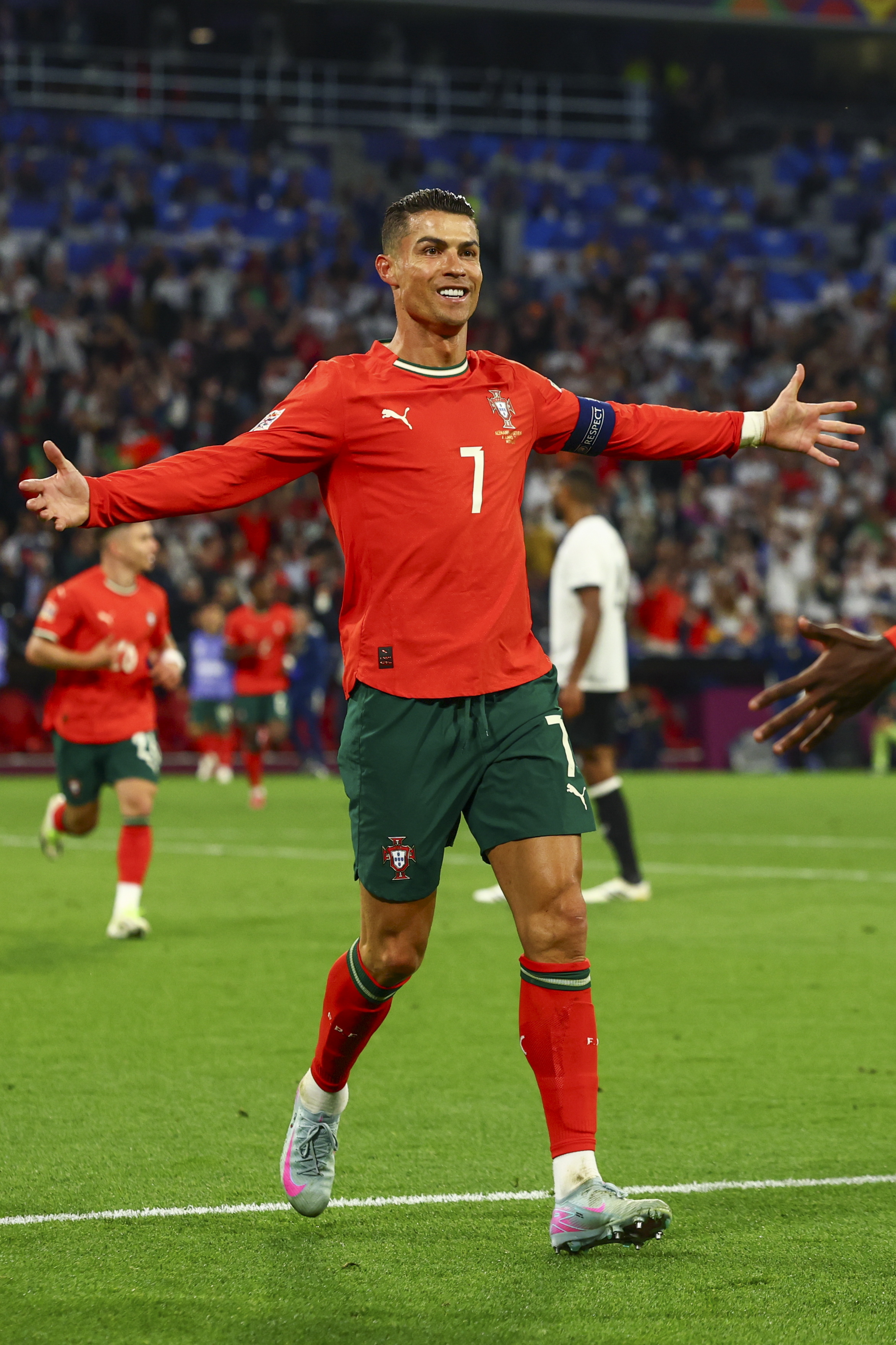 葡萄牙队夺冠大热,晋级欧洲杯16强 葡萄牙队夺冠大热,晋级欧洲杯16强