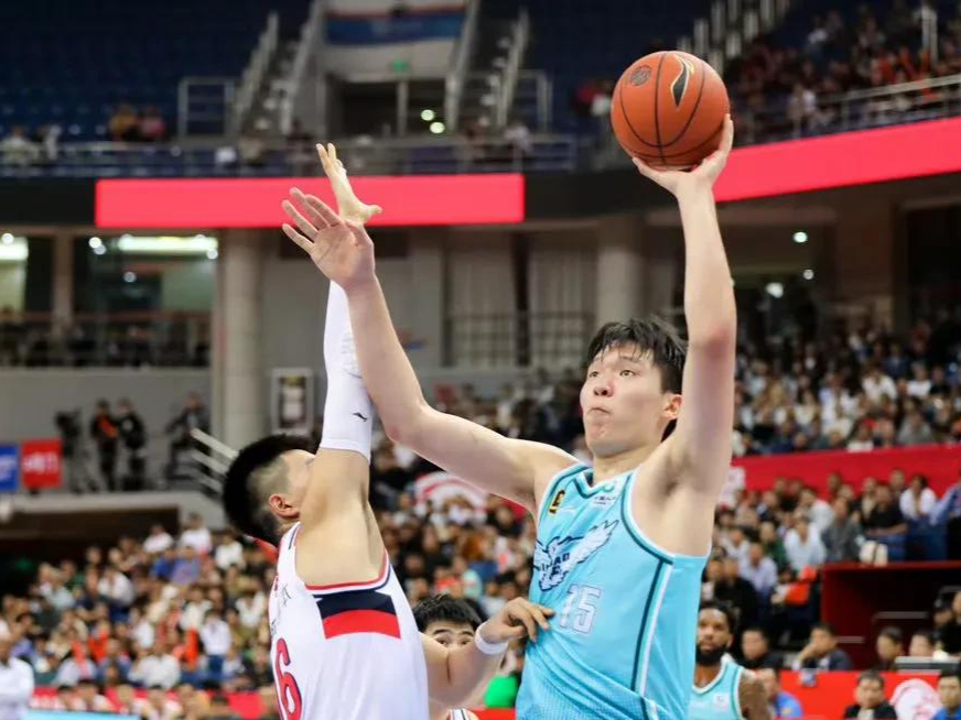 青岛队意外取胜,豪取常规赛第一胜 青岛队意外取胜,豪取常规赛第一胜