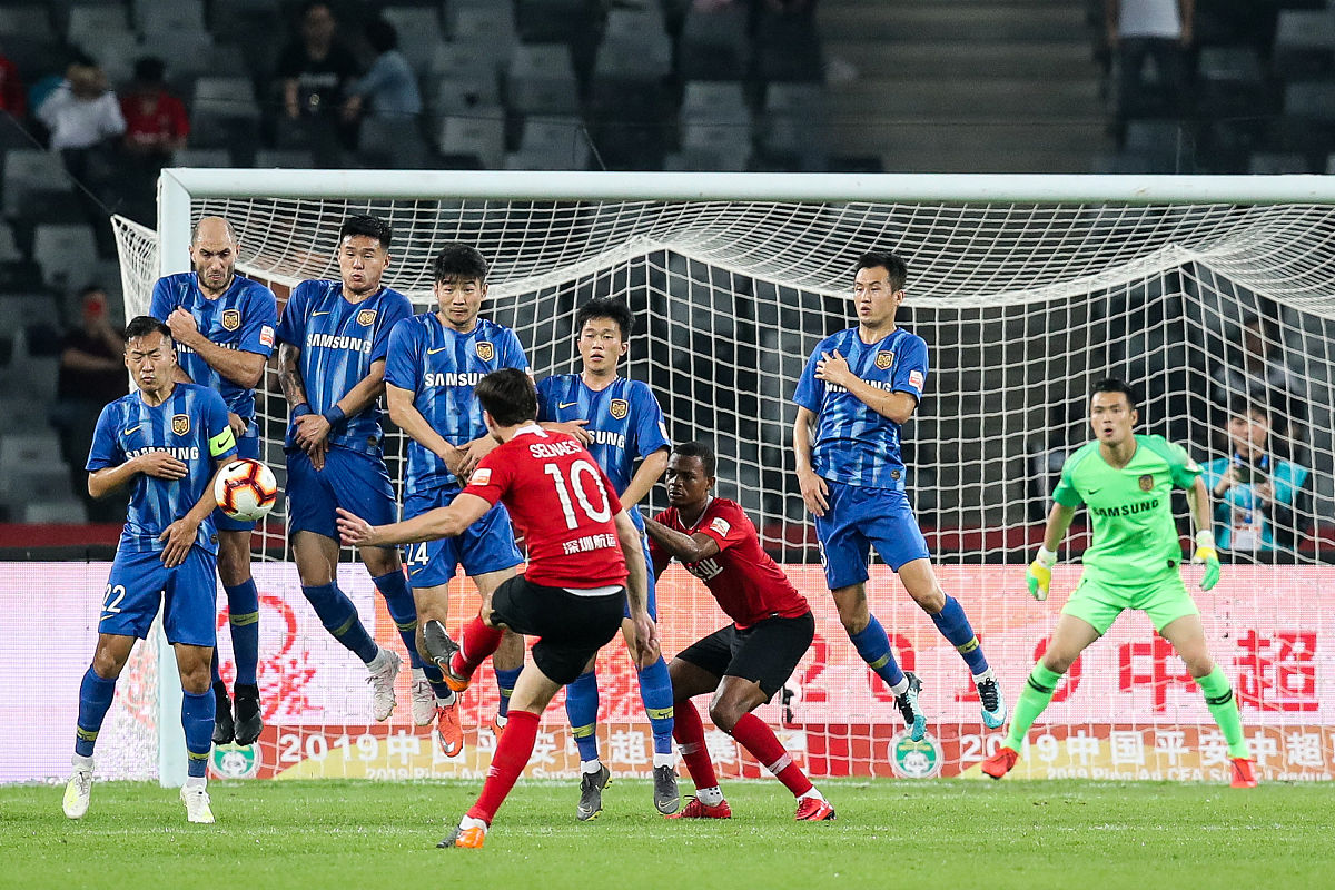 新规则下的足球比赛备受球迷期待 新规则下的足球比赛备受球迷期待