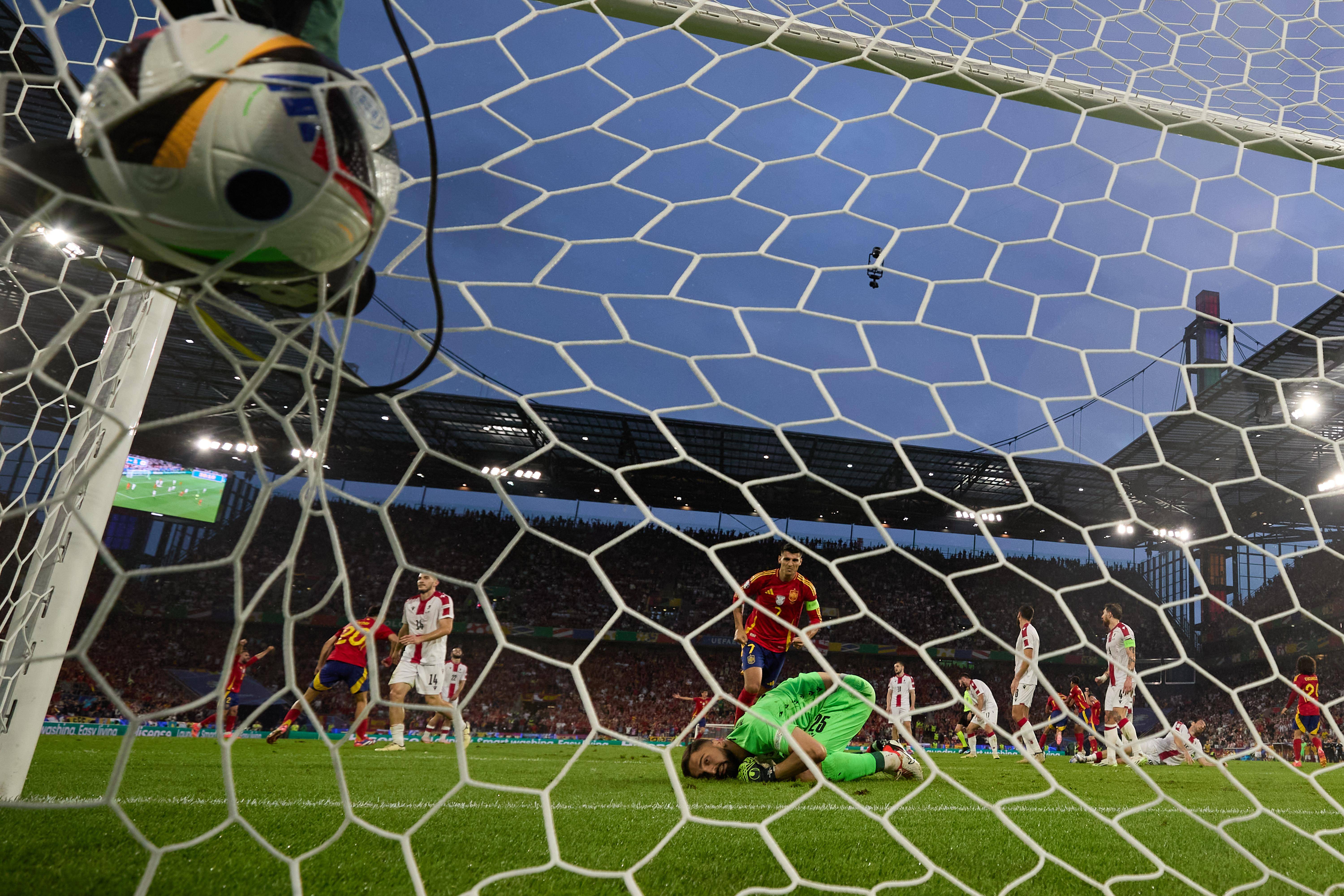 激烈角逐!欧洲足球赛事掀起狂热热潮! 激烈角逐!欧洲足球赛事掀起狂热热潮!