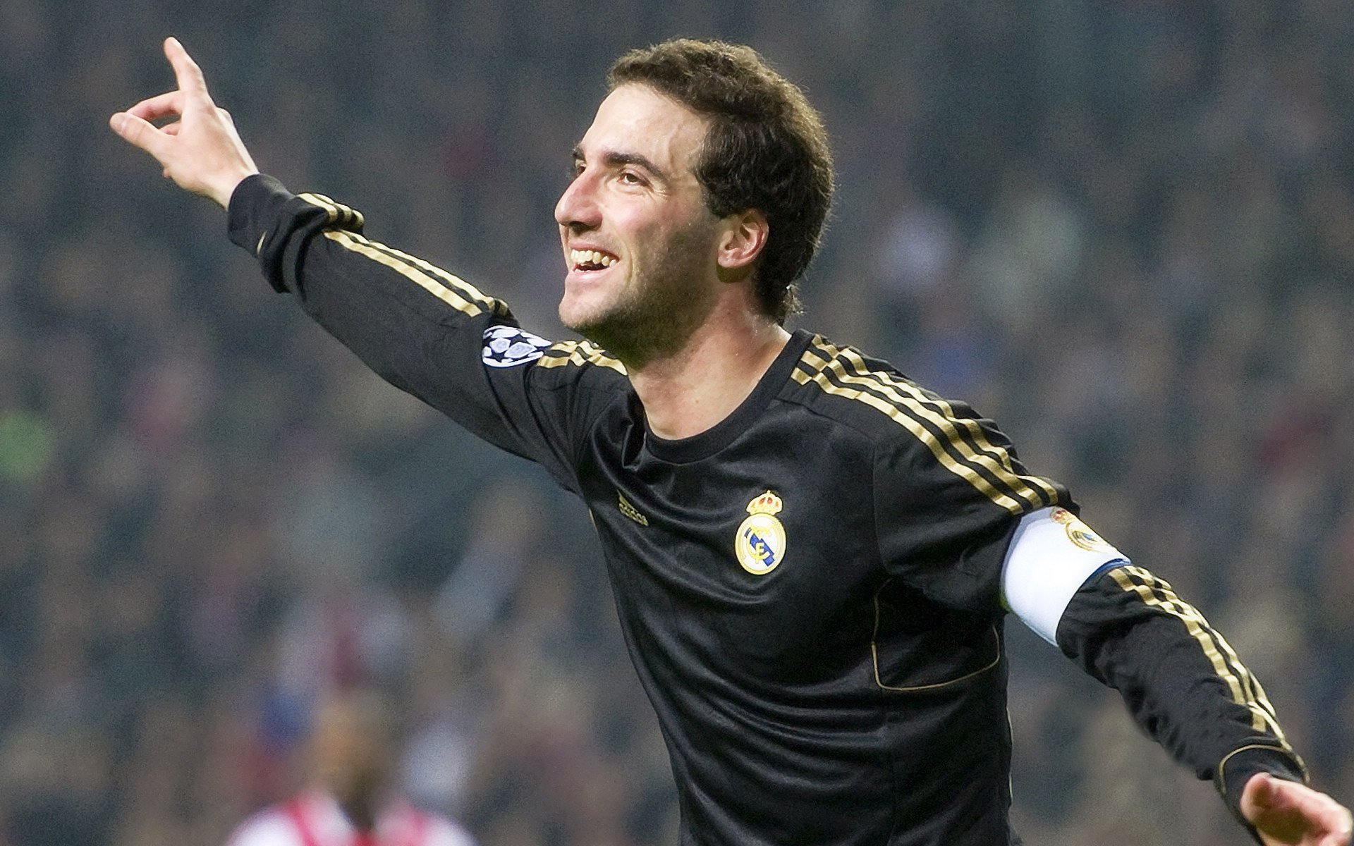 开云APP-看到范弗利特出现在F1语境里，确实令人会心一笑。这绝妙的跨界恰恰赋予了文章独一无二的视角—将篮球场上稳定输出的竞技哲学，完美注入F1终极对决的方寸之间