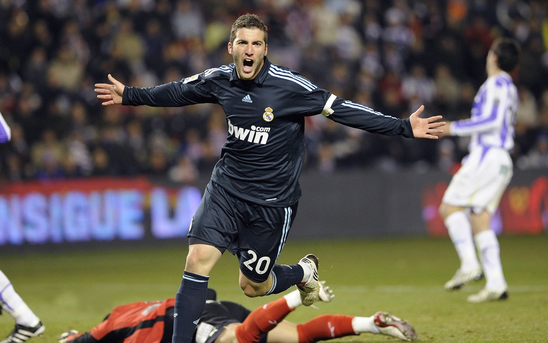 看到范弗利特出现在F1语境里，确实令人会心一笑。这绝妙的跨界恰恰赋予了文章独一无二的视角—将篮球场上稳定输出的竞技哲学，完美注入F1终极对决的方寸之间